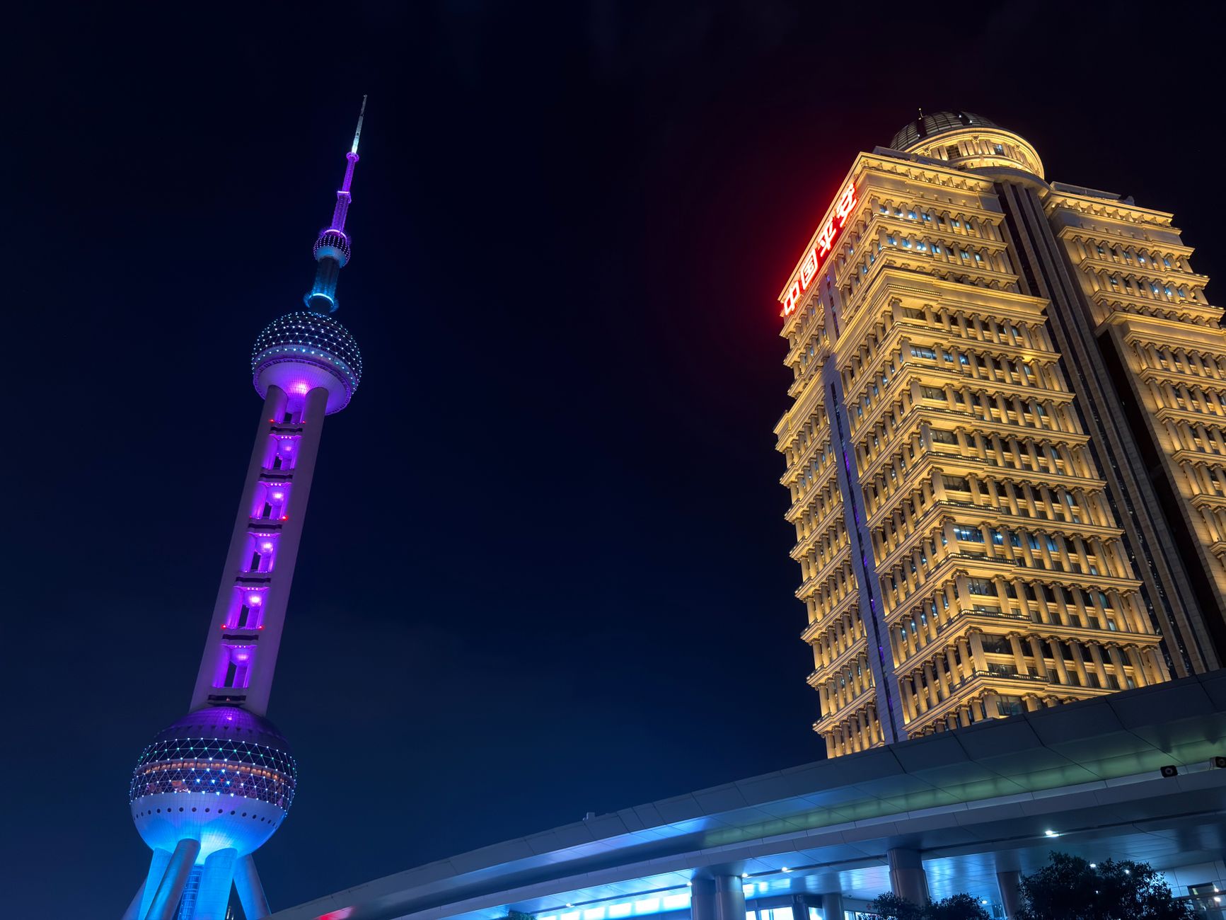 Futuristisches Nacht & Turm – Eindrucksvolles Cyberpunk-Motiv