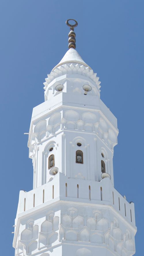 Free Elegant white minaret showcasing Islamic architectural design under a clear blue sky. Stock Photo