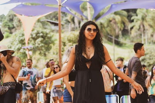 在色彩缤纷的檐篷下，多元化的参与者们享受着音乐和舞蹈，热闹的户外节日吸引了他们