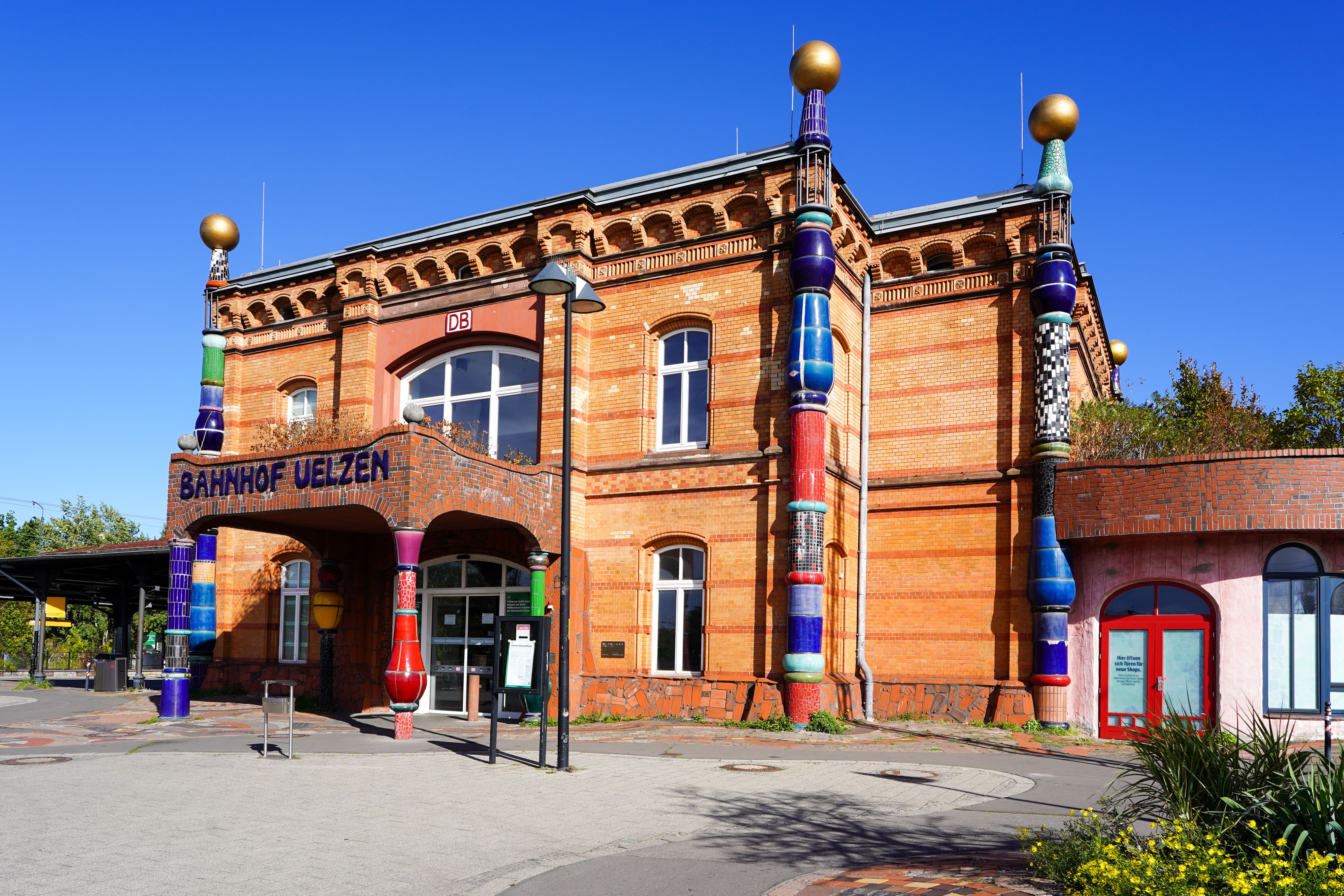 Historischer deutscher Bahnhof mit Glasdachkonstruktion