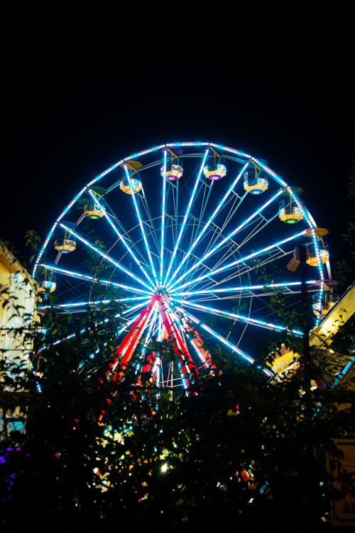 Free Captivating night shot of an illuminated Ferris wheel with blue neon lights in Marmaris, Türkiye. Stock Photo