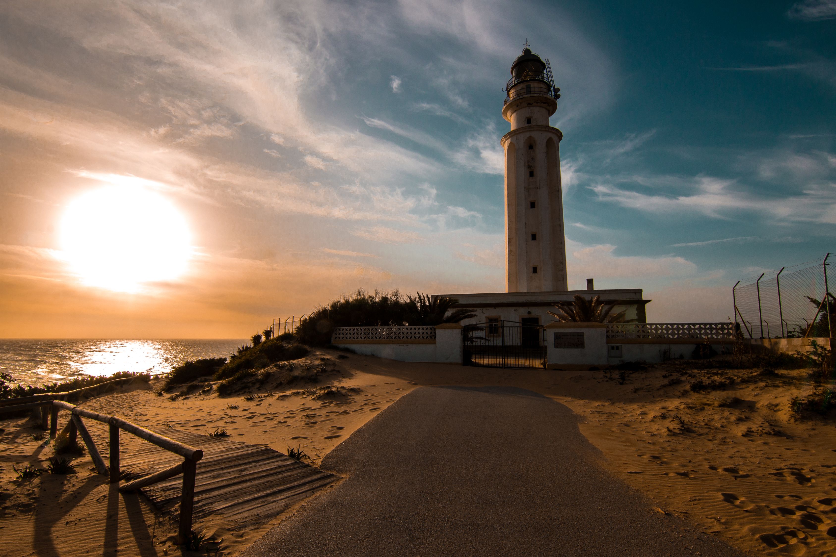 Faro Cerca Del Cuerpo De Agua Durante La Puesta De Sol Fotos De Stock faro-cerca-del-cuerpo-de-agua-durante-la-puesta-de-sol-fotos-de-stock