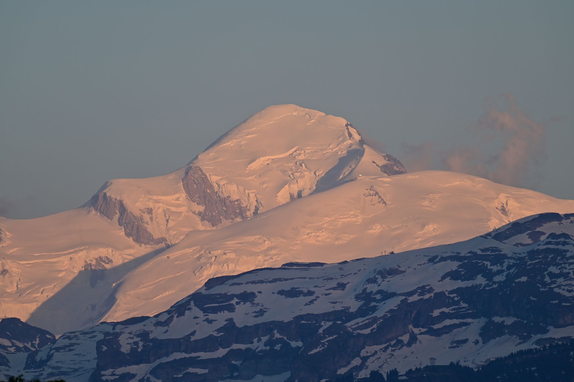 « Je vais crever » : un alpiniste de 22 ans survit à un éboulement sur le Mont Blanc