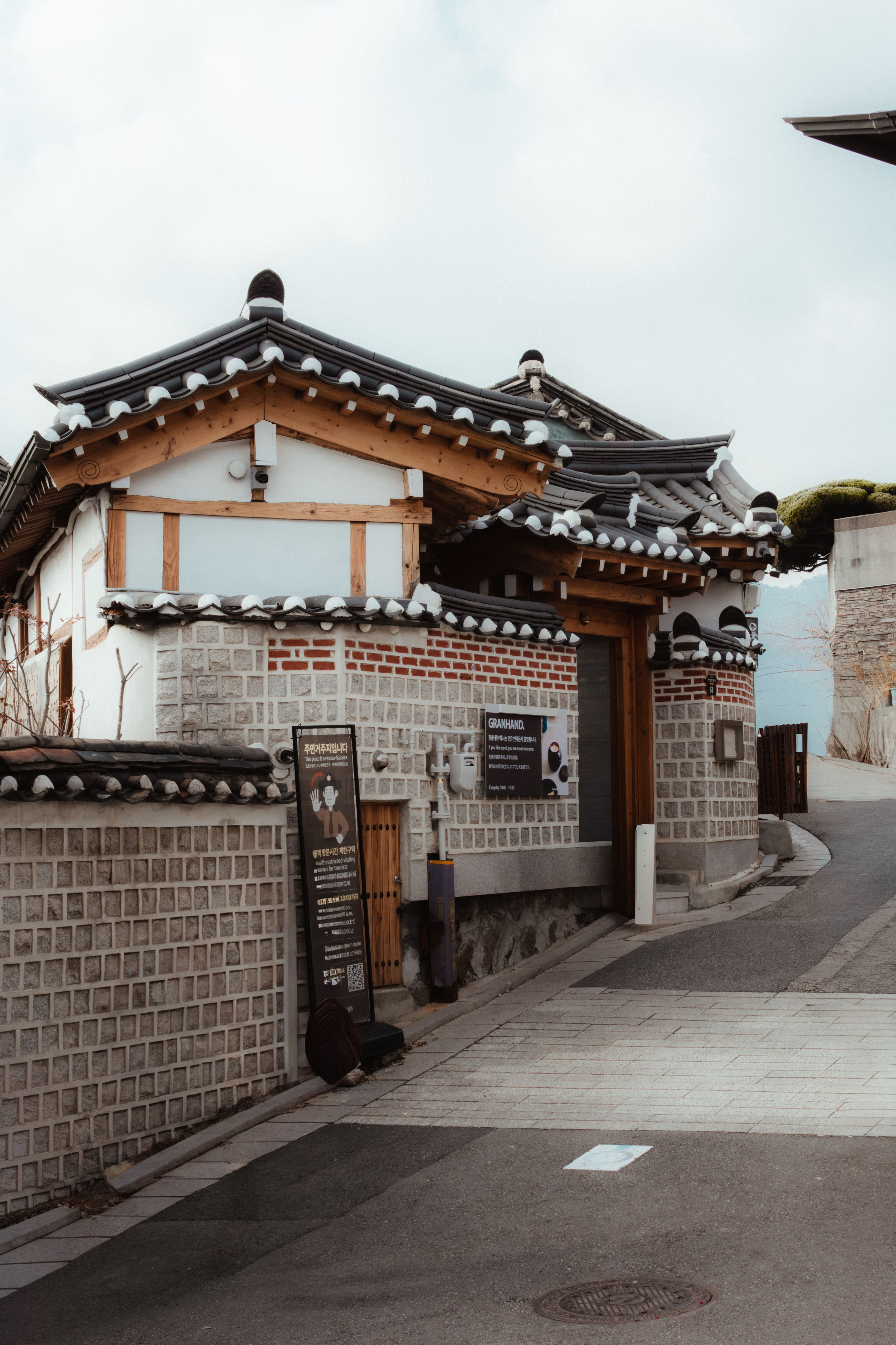 성공회 강화성당과 한옥 돌담길 풍경