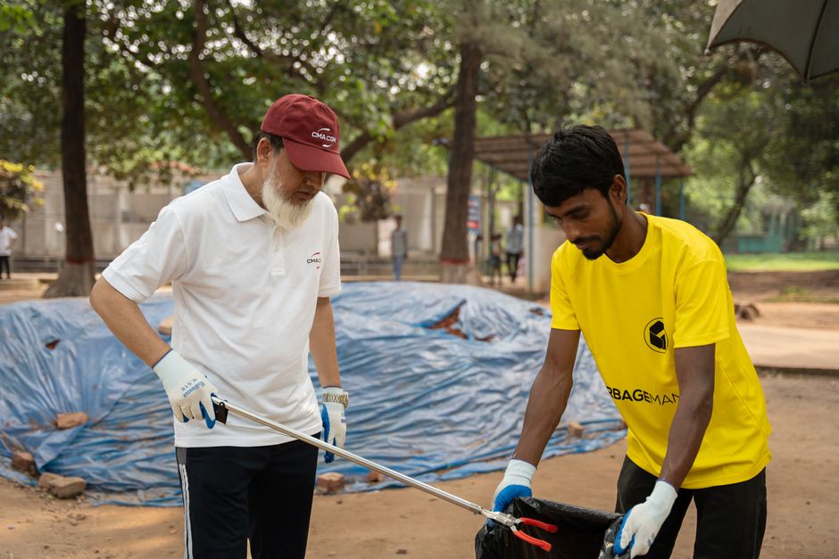volunteers cleaning park