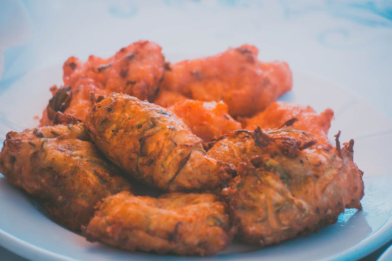 Onde-onde bulat kecokelatan dengan taburan wijen yang renyah, jajanan tradisional favorit masyarakat Indonesia