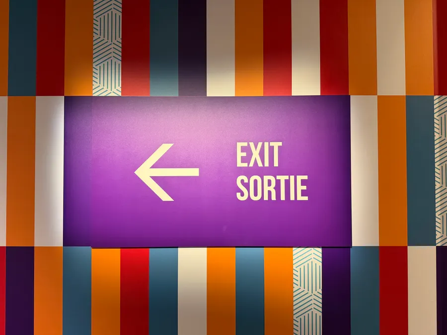 Signalétique de sortie bilingue posée en intérieur