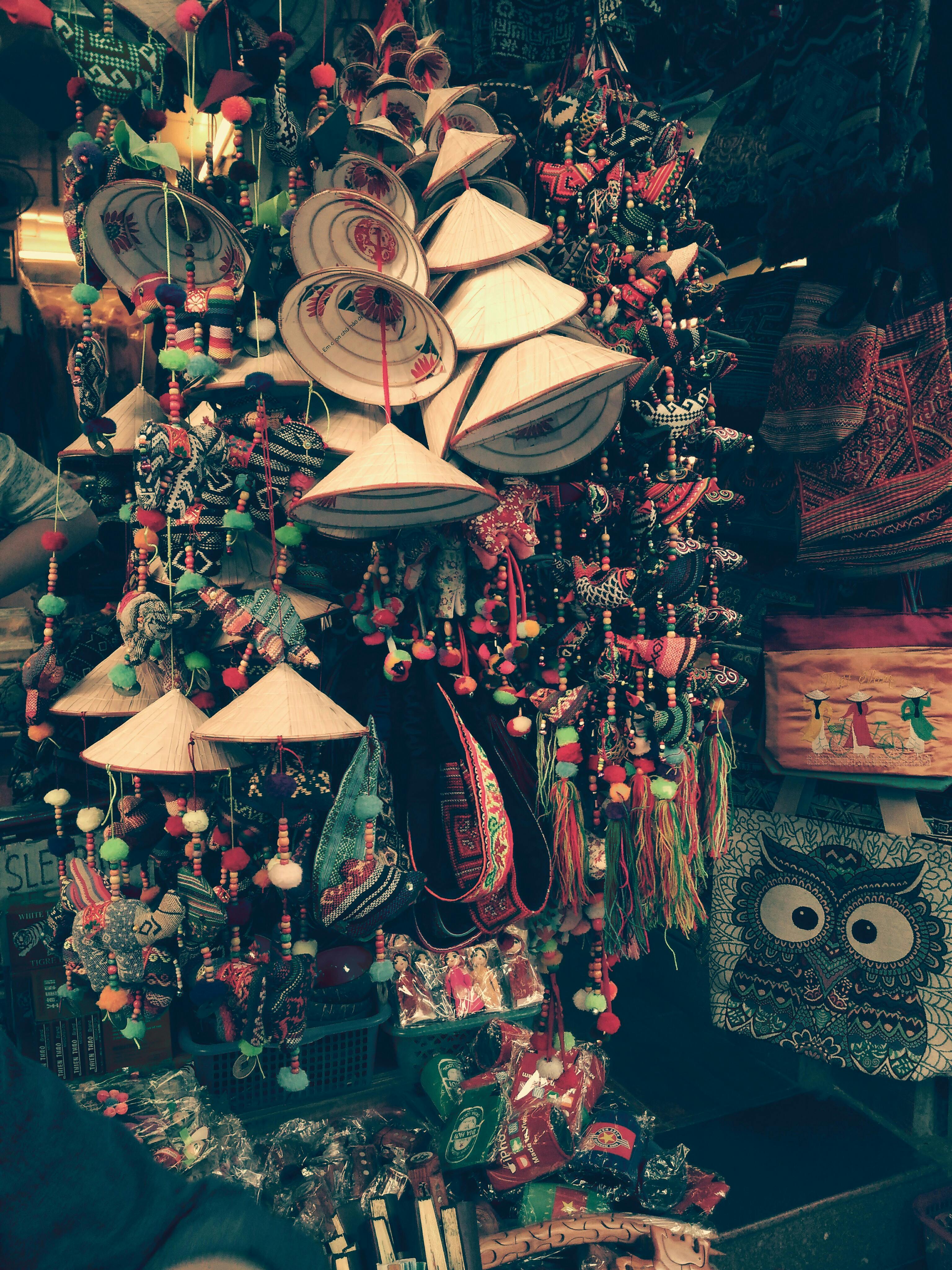 热闹的市场中，传统手工艺品和帽子充满活力地展示着丰富的文化多样性