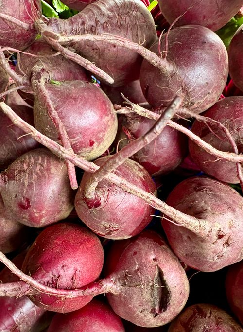 Free Close-up of fresh organic beets with roots at a local farmers market. Vibrant and earthy hues. Stock Photo