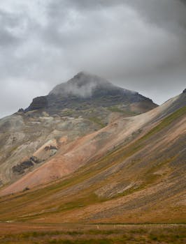 云雾缭绕的崎岖山地，展现了自然的宁静之美