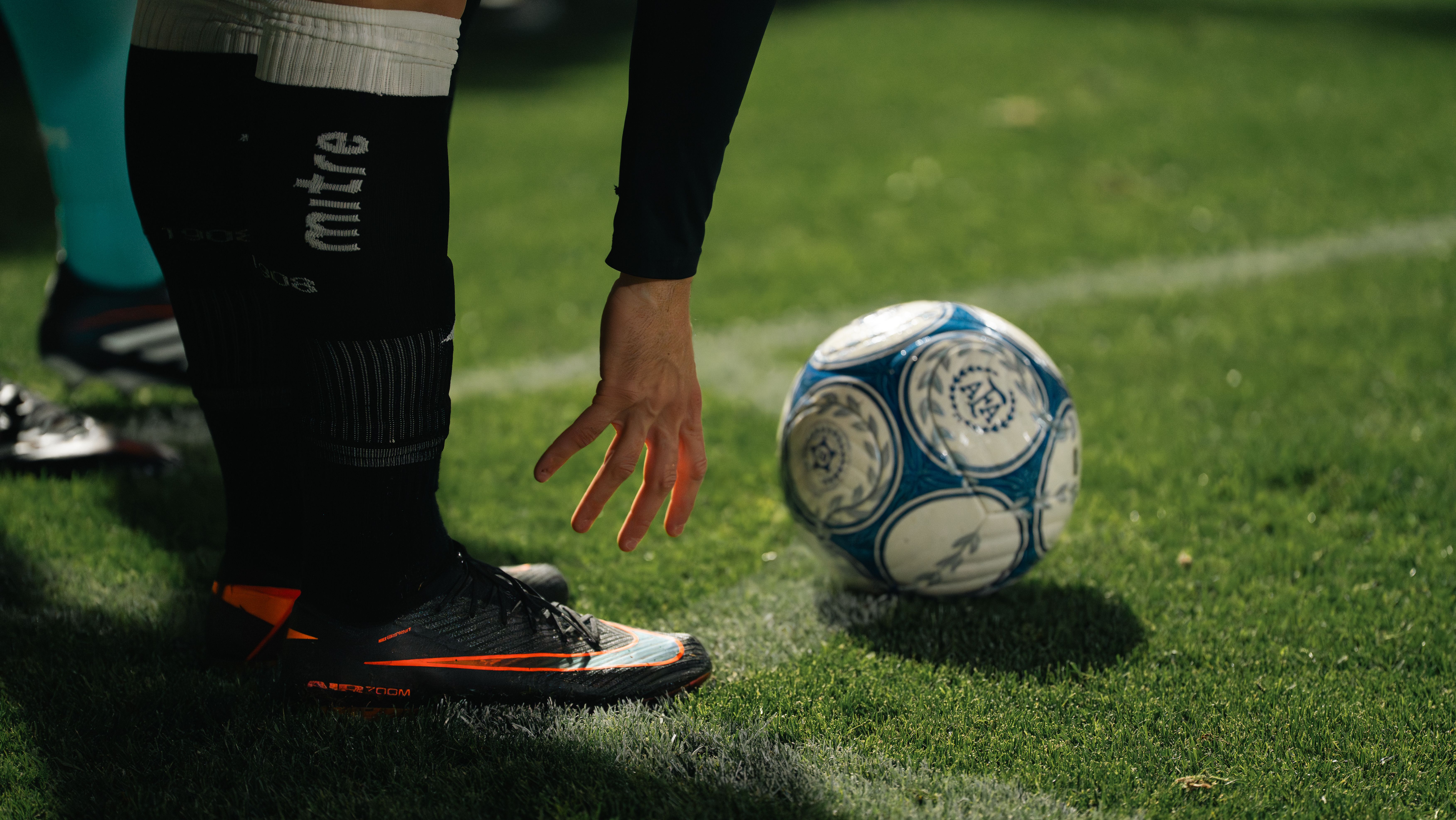 Futbol maçında elle oynama tartışması