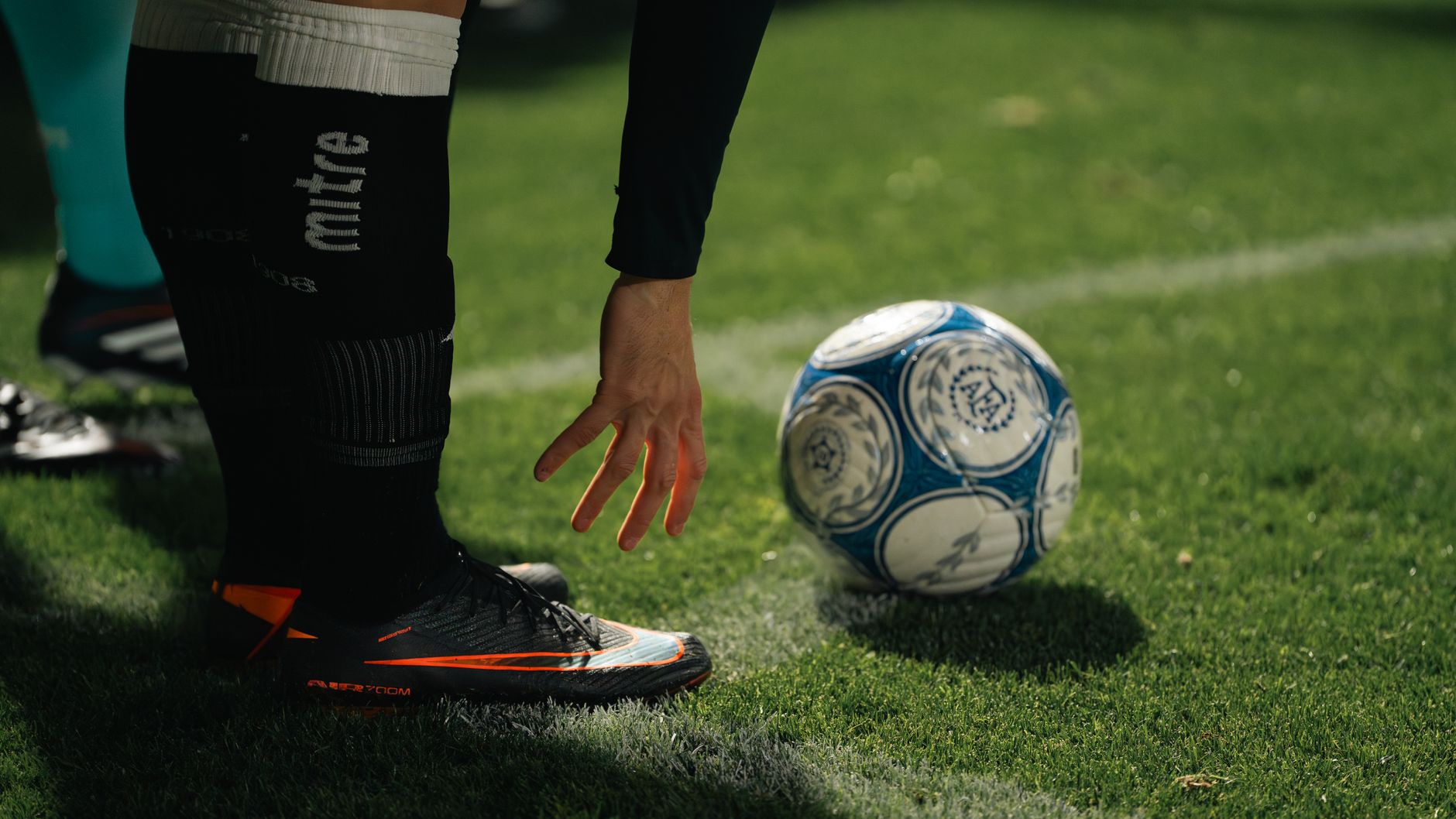 Futbol maçında elle oynama tartışması