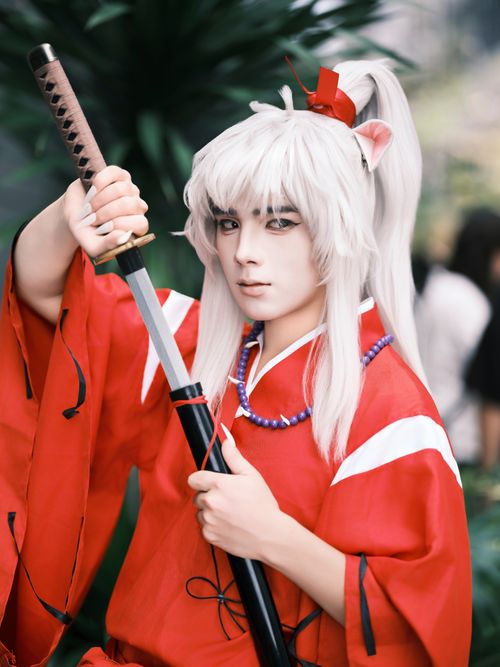 Free Striking cosplay of a samurai in red kimono with katana, showcasing traditional style. Stock Photo