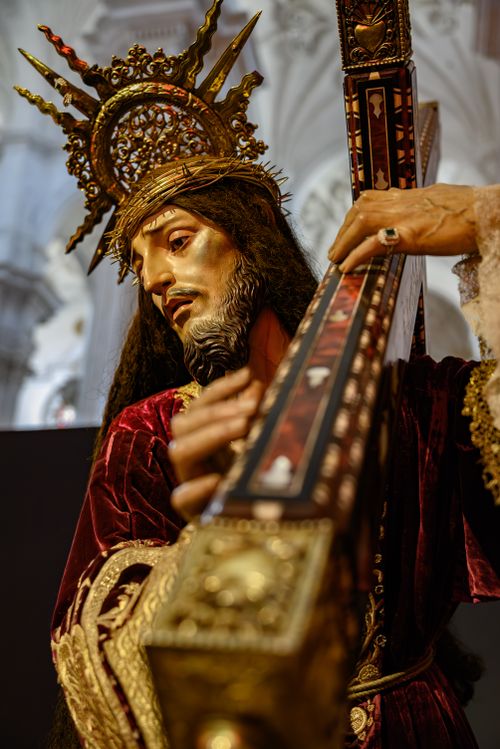 Free Intricate religious statue in Granada Cathedral embodies Andalusian artistry. Stock Photo