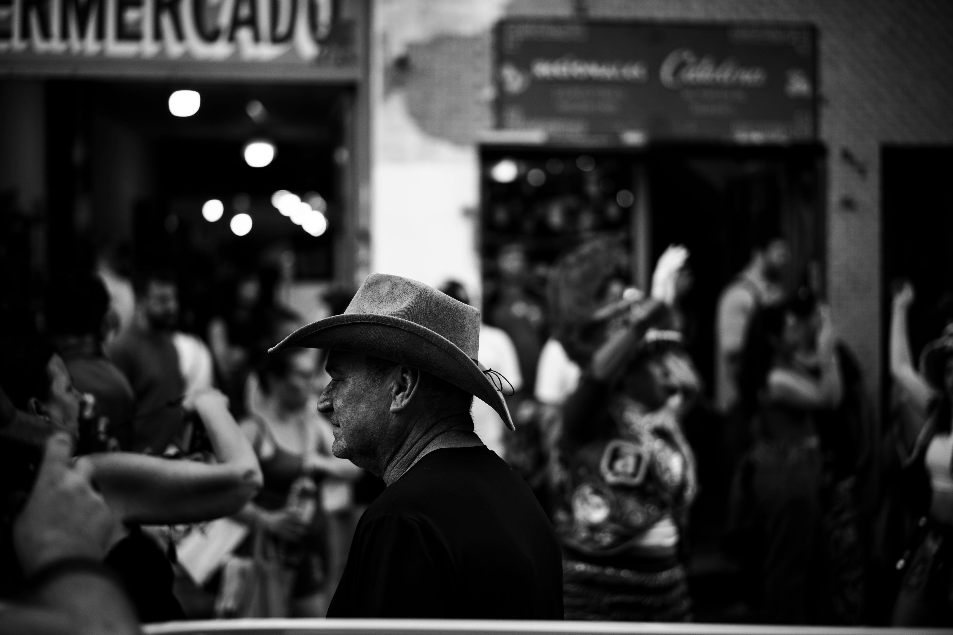 Cómo fotografiar momentos reales sin detener la caminata — lee la situación con rapidez