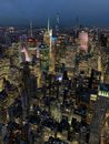 夜间，纽约市摩天大楼的灯光照明令人惊叹