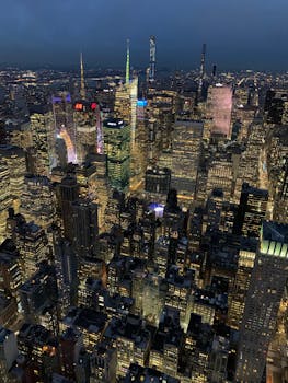 夜间，纽约市摩天大楼的灯光照明令人惊叹