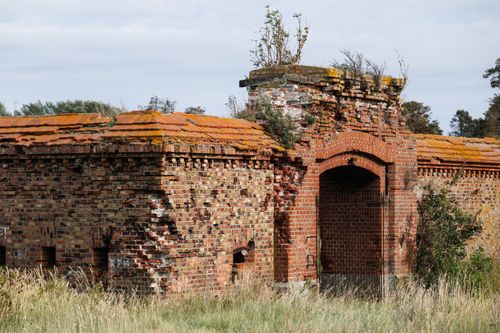 Free An abandoned red brick fortification in Baltiysk, showcasing historical architecture. Stock Photo