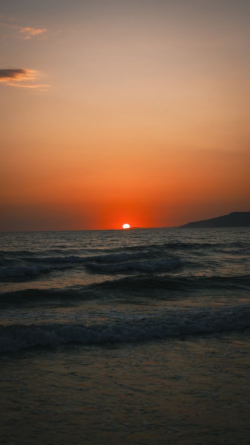 Free Captivating sunset over İzmir, Türkiye's serene sea waves, offering a tranquil and picturesque view. Stock Photo