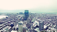 波士顿冬日白雪皑皑的城市景观与天际线鸟瞰图