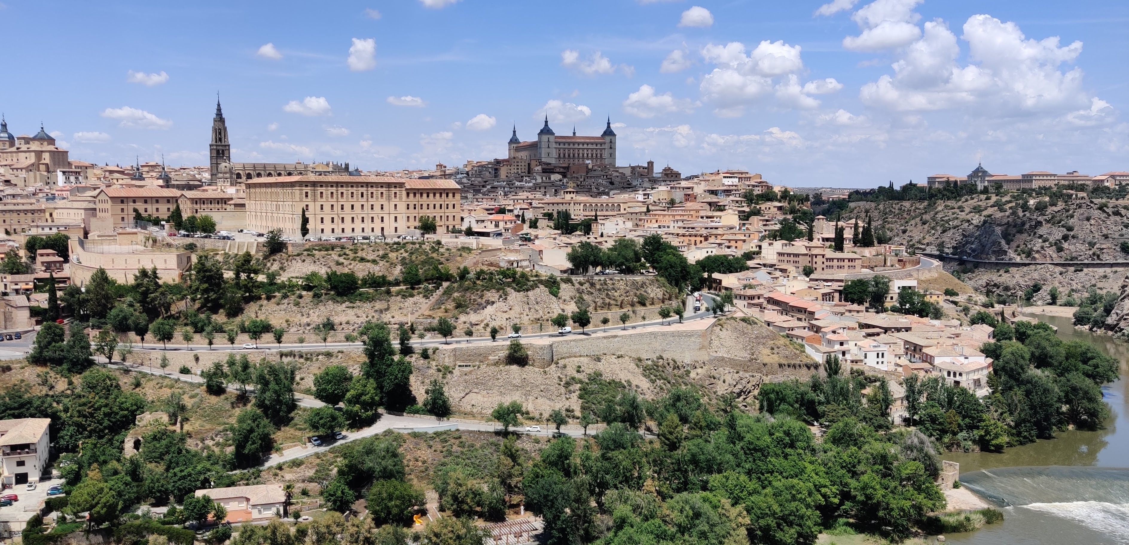 Vue aérienne de l’architecture et du paysage historiques de Tolède, en Espagne.