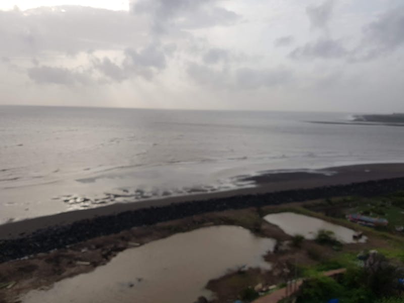 anak dan ayah sedang bercanda