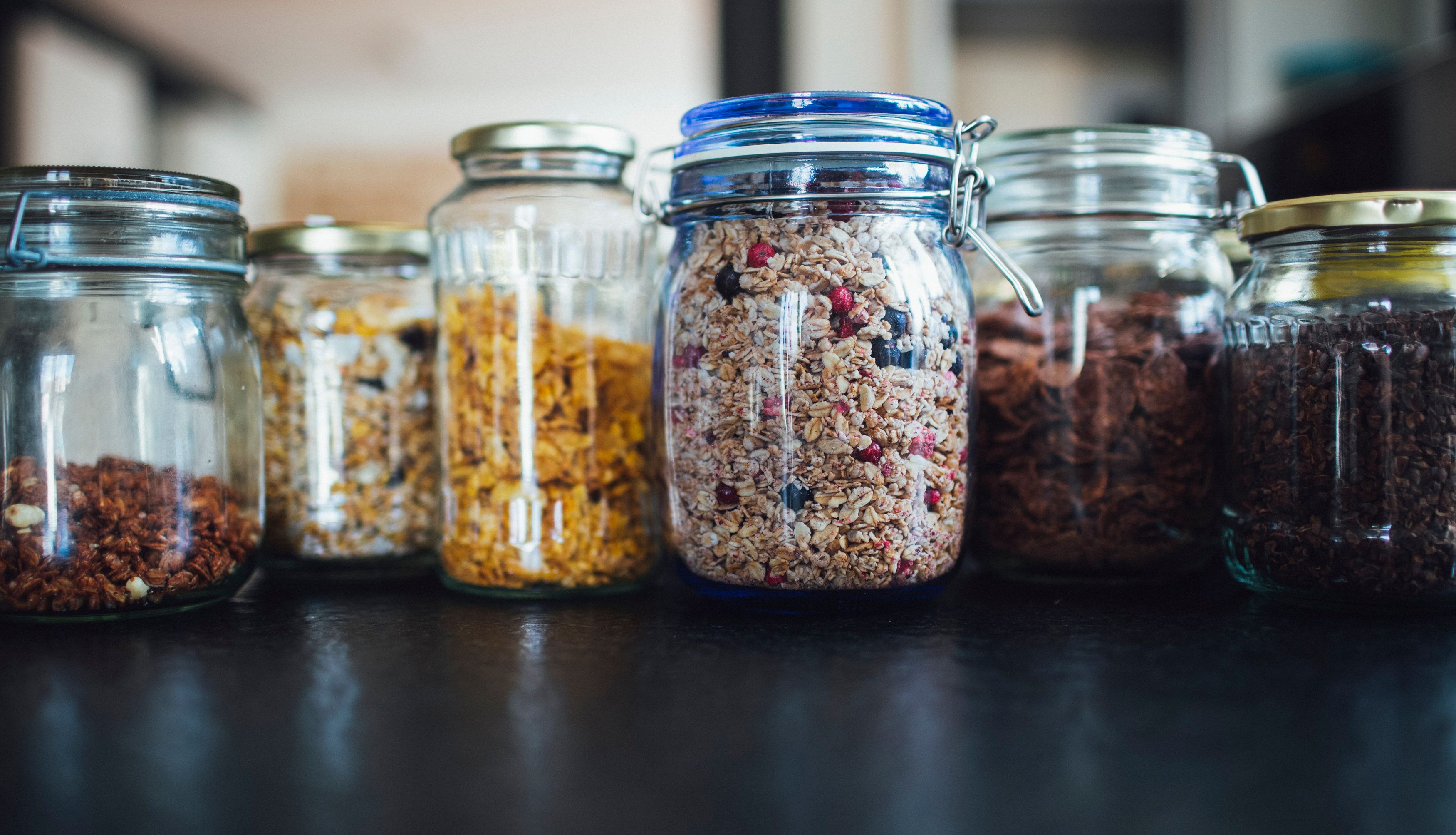 Granola w słoiku i misce z jogurtem