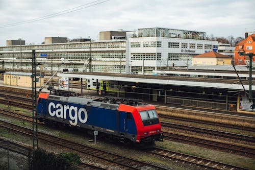 Trem Vermelho E Azul Em Ferrovias