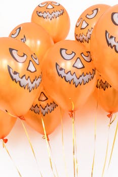 万圣节庆祝活动上，橙色气球上印着南瓜灯脸