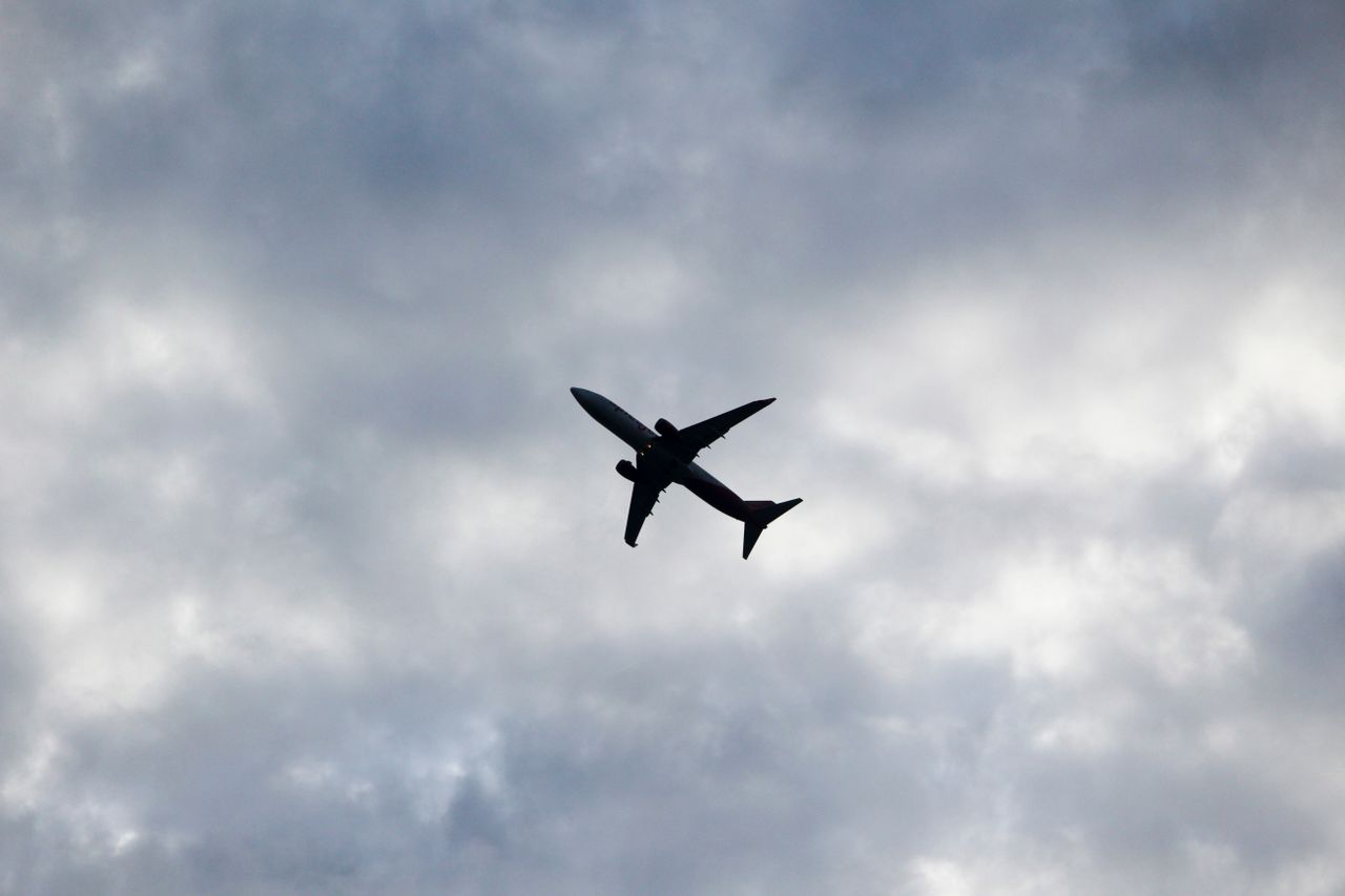 Silhueta de avião contra o céu nublado, remetendo ao jogo Aviator