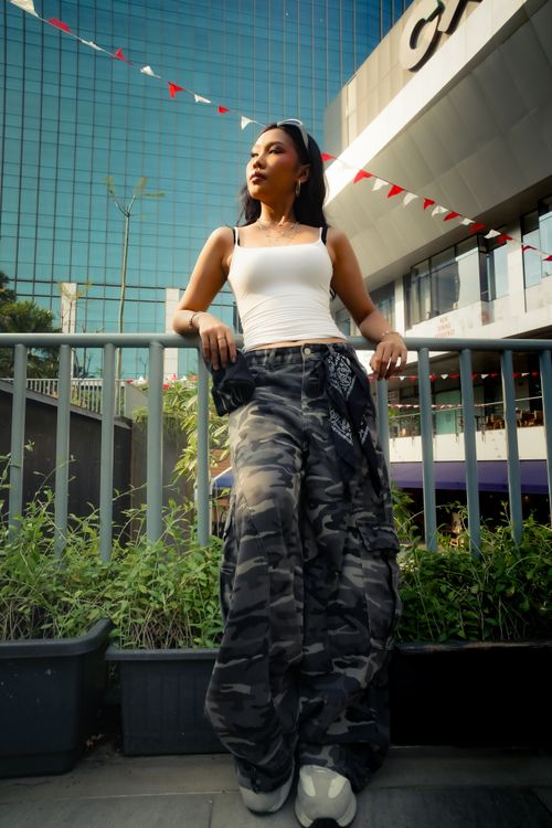 Free Stylish woman in urban setting showcases street fashion and modern style. Stock Photo
