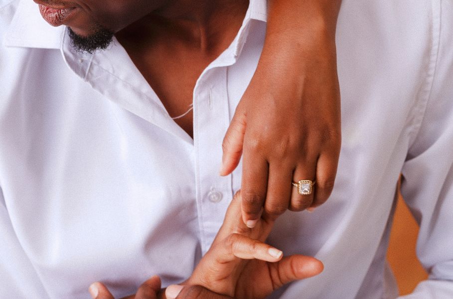 Online dating: starting a conversation on a niche platform