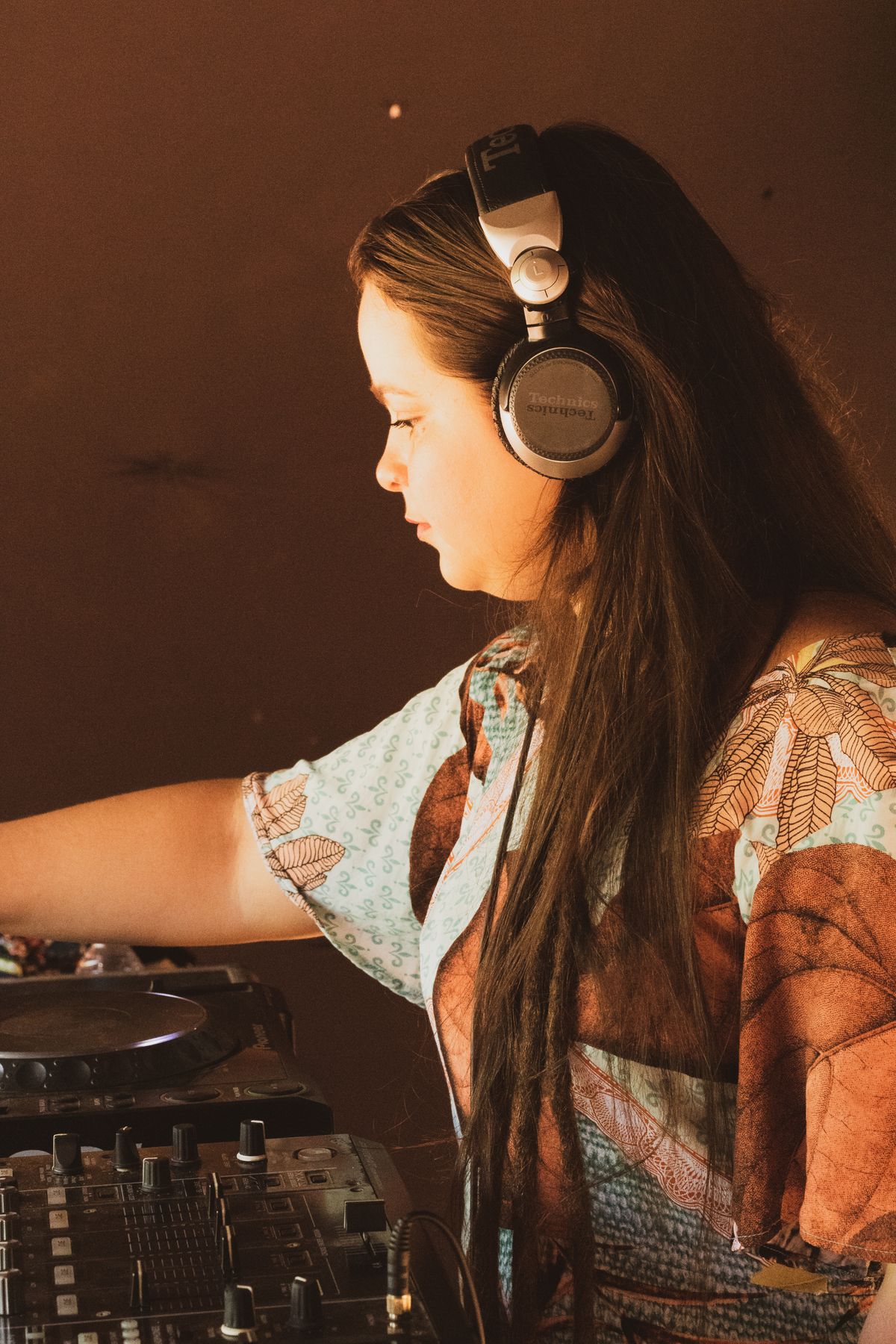DJ w słuchawkach podczas miksowania &ndash; słuch muzyczny i nauka miksowania dla początkującego DJ-a