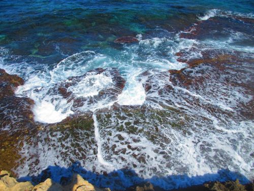 Free Dramatic ocean waves crashing against rugged rocks, showcasing nature's raw power and beauty. Stock Photo