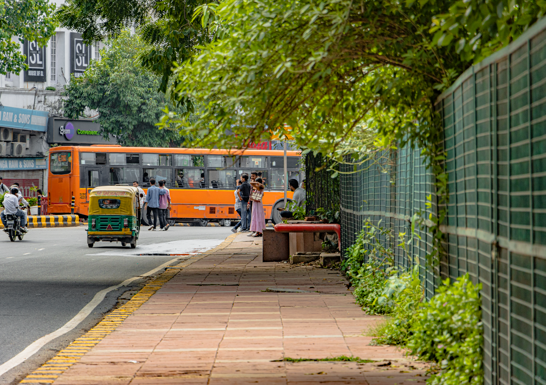 Delhi Metro Airport Line vs Airport Express Bus: Which to Take?