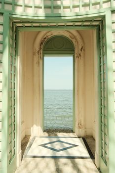透过华丽的拱门，可以欣赏到宁静的海洋景色，是放松主题的理想之选。 - 相关推荐