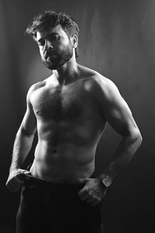 Free Monochrome portrait of a shirtless man in dramatic lighting. Stock Photo