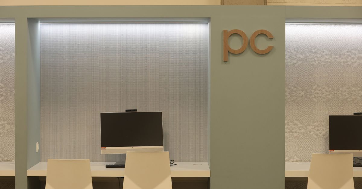 Cabina de trabajo minimalista con ordenadores en una biblioteca, Geel, Bélgica.