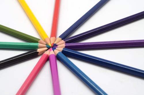 kurşun kalemler, kuru boyalar, renkli kalemler içeren Ücretsiz stok fotoğraf