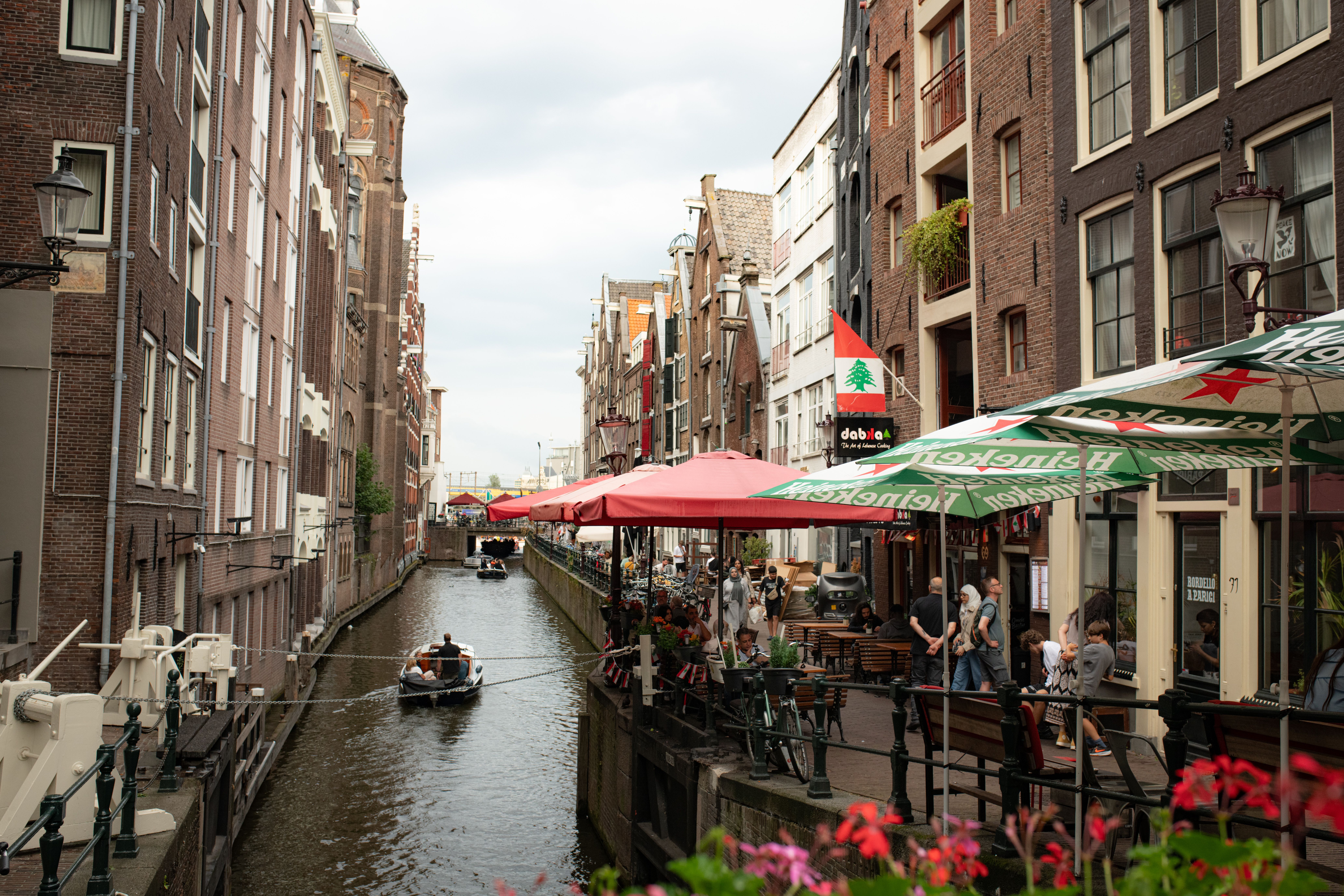 Amsterdam'da bir kanal kenarındaki kafe terası