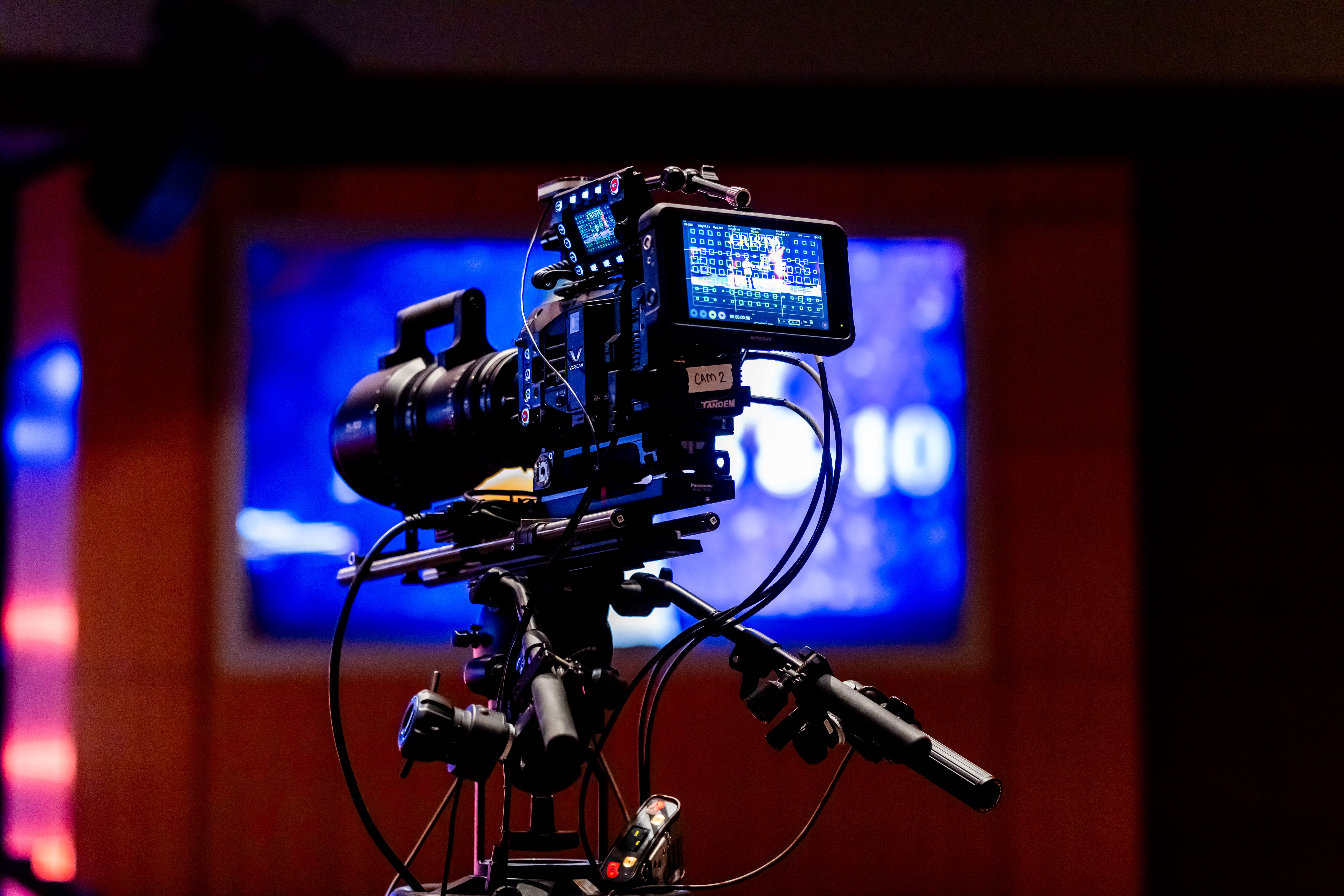 Telecamera professionale in uno studio televisivo