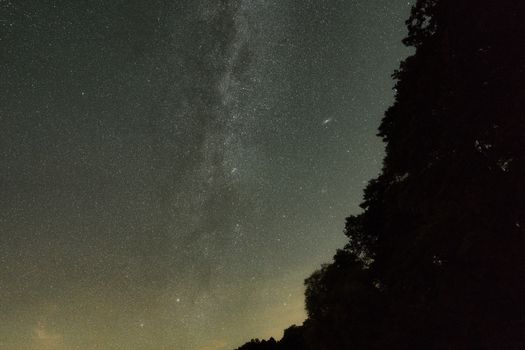 Milchstraße & Dunkel im Universum – Strahlende Kosmos-Aufnahme