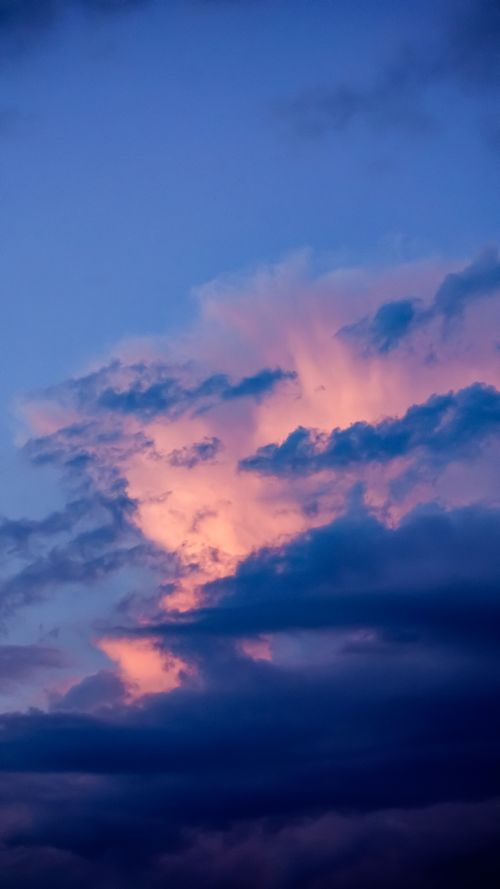 Free Colorful clouds at twilight, highlighting rich pink and blue hues in a dramatic sky scene. Stock Photo