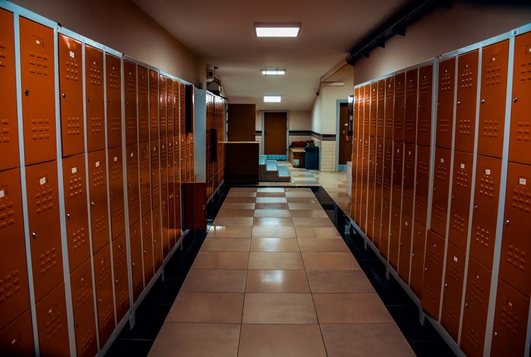 Vestuario moderno y ordenado en una instalacion deportiva