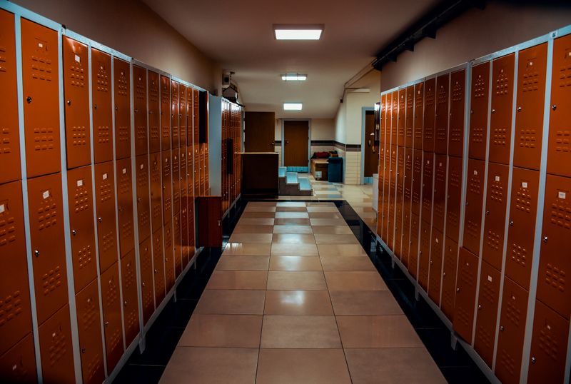 Vestuario moderno y ordenado en una instalacion deportiva