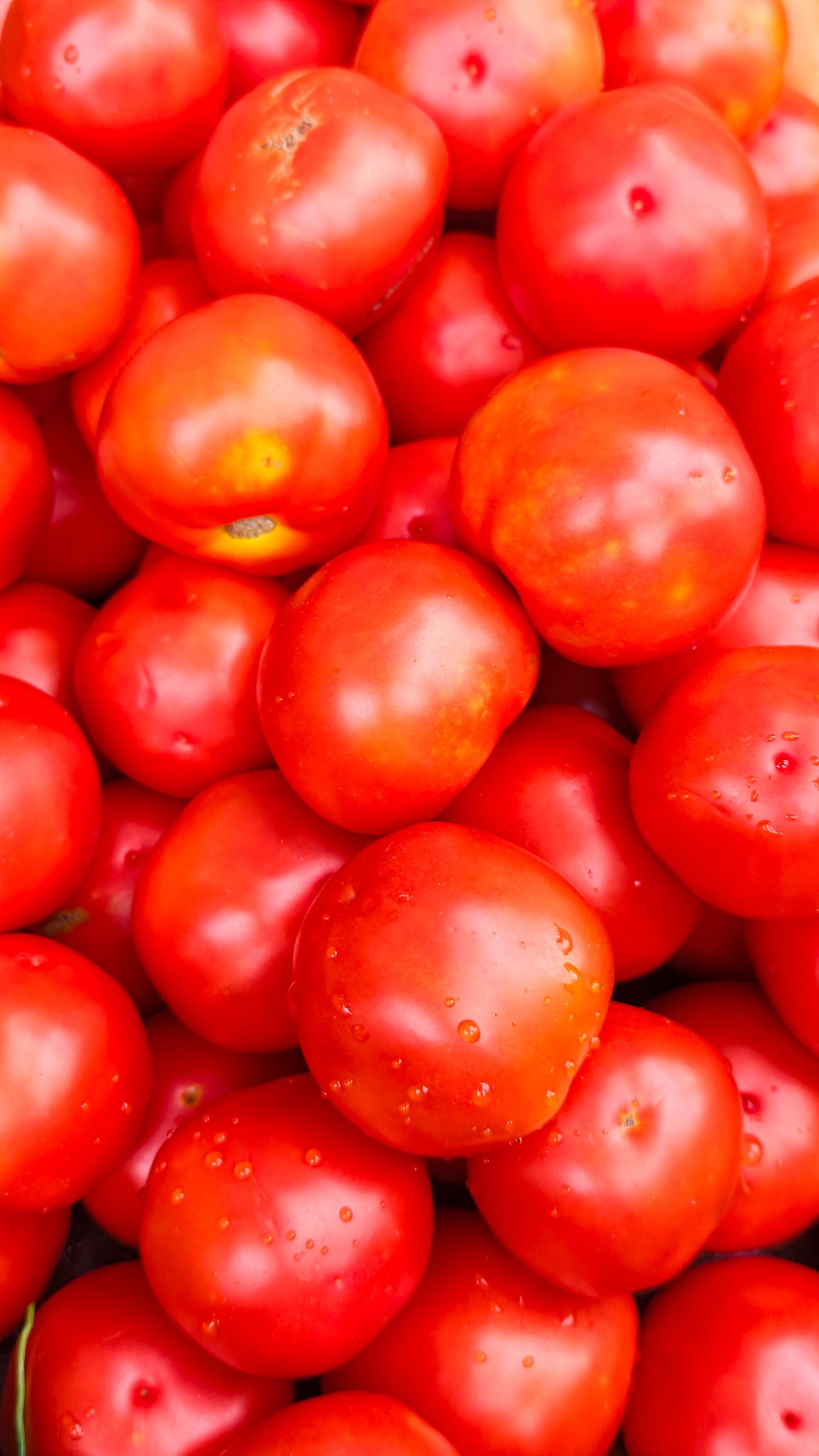 Fotomural Tomates rojos vibrantes, perfectamente apilados, que muestran frescura y viveza.