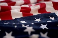 这张特写照片展示了美国国旗，其标志性的星条旗象征着爱国主义