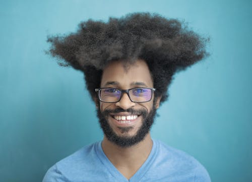bezplatná Základová fotografie zdarma na téma afro vlasy, černoch, chlápek Základová fotografie