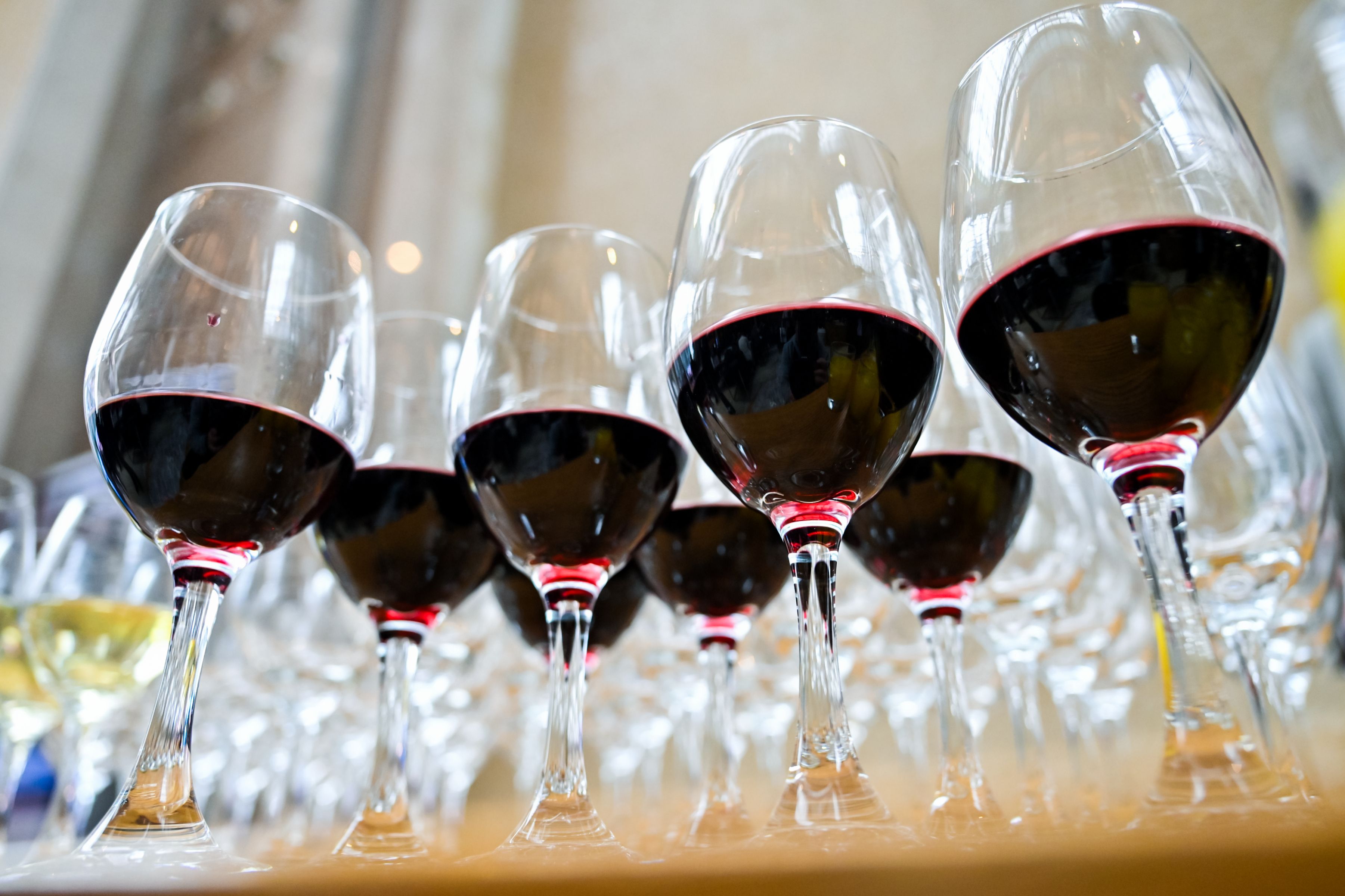 Weingläser mit Rotwein
