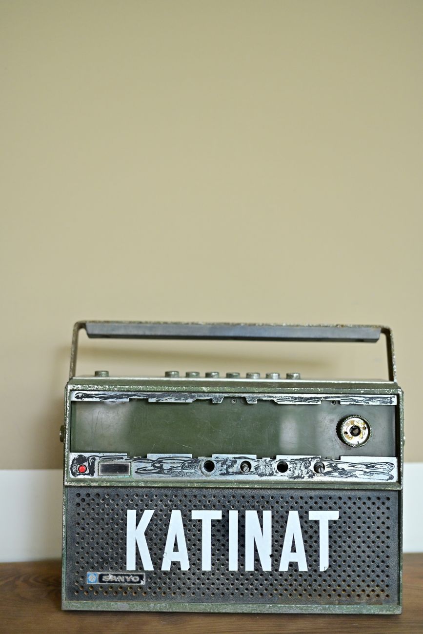 Nahaufnahme eines alten tragbaren Radios im Retro-Design mit dem Schriftzug „KATINAT“ auf der Vorderseite.
